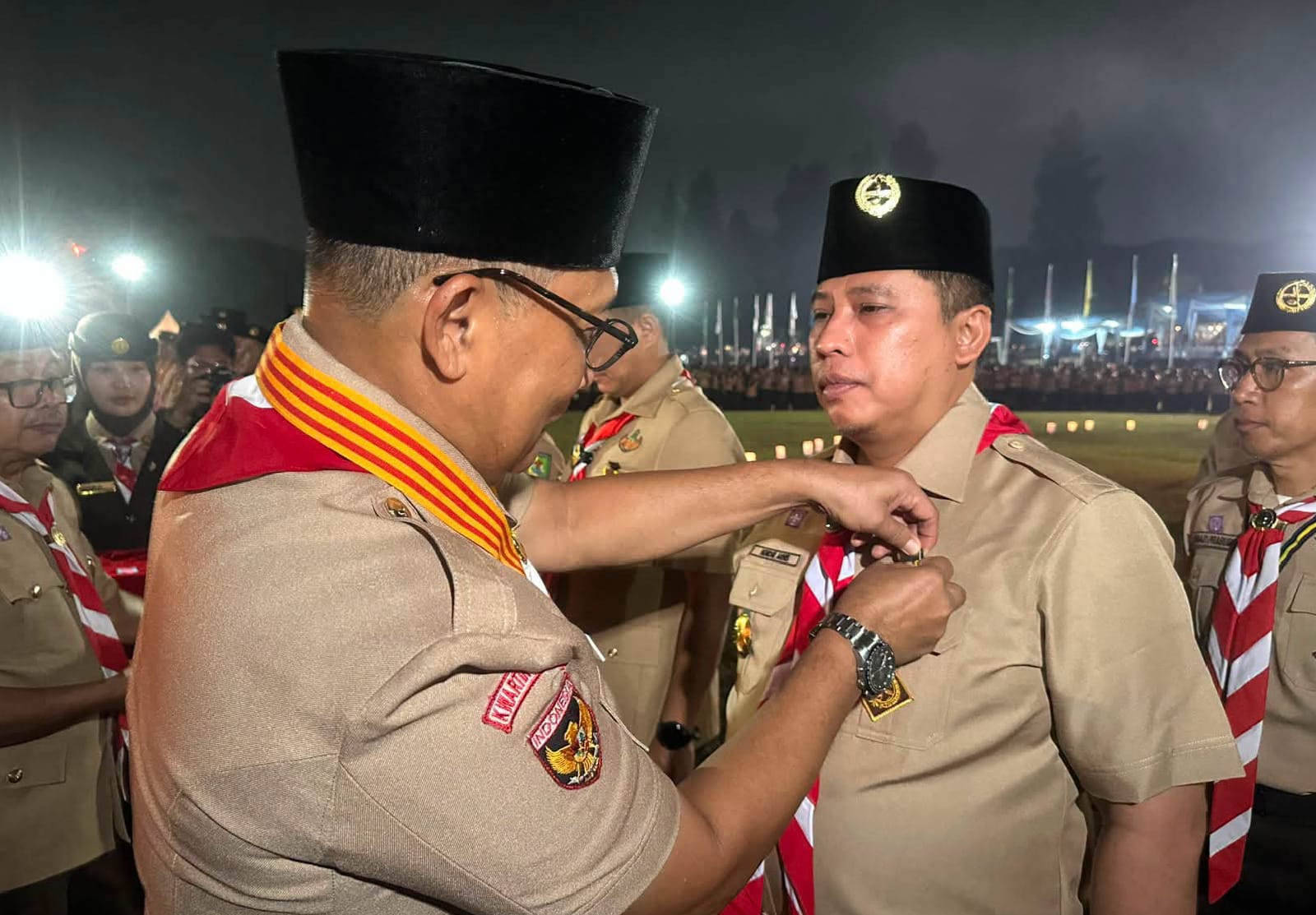 Wako Hendri saat menerima Lencana Darma Bakti